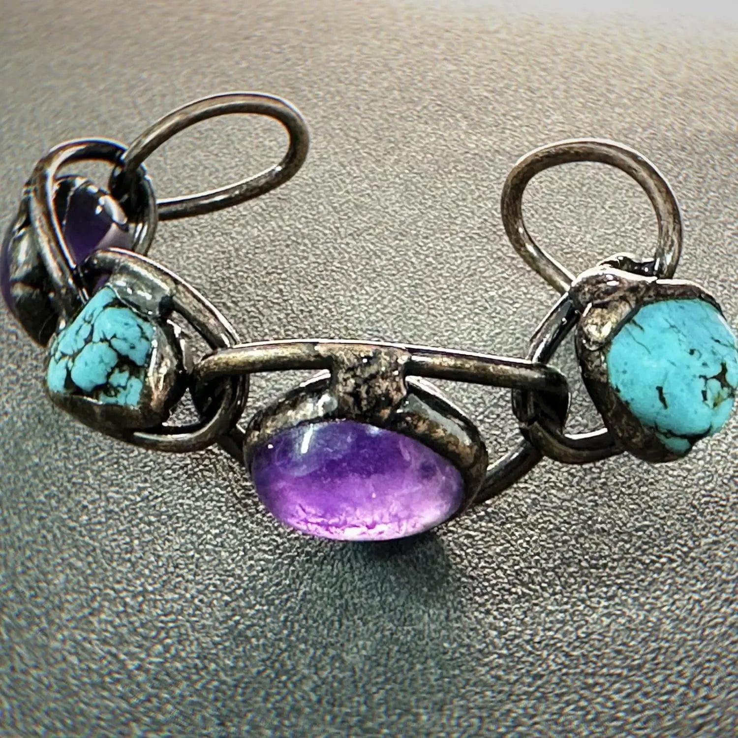 AmethystFlow™ - Bracelete Artesanal de Cobre com Ametista e Turquesa | Joia Exclusiva de Colecionador