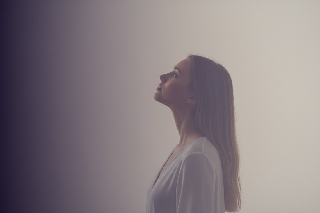 Figura feminina em silhueta contemplativa representando espiritualidade como percepção consciente sem dogmas