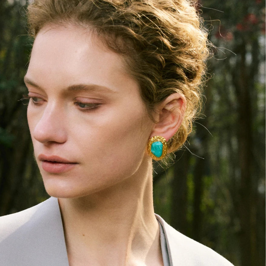 Brinco Dourado com Amazonite - Elegância e Equilíbrio