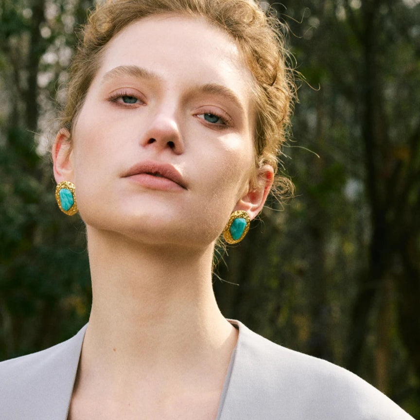 Brinco Dourado com Amazonite - Elegância e Equilíbrio