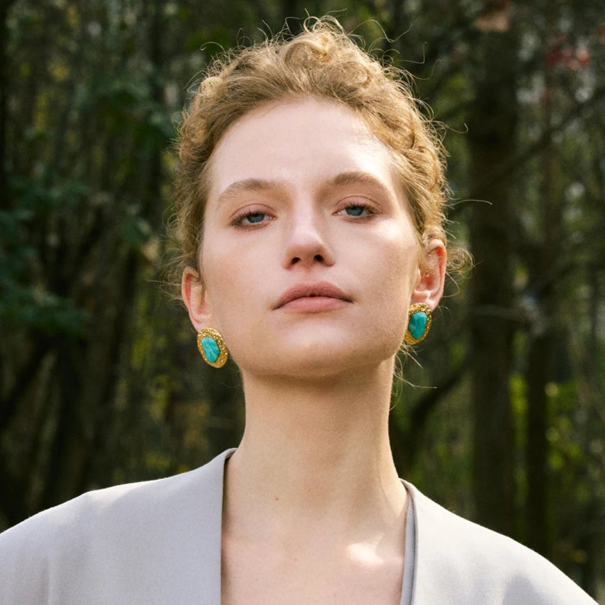 Brinco Dourado com Amazonite - Elegância e Equilíbrio
