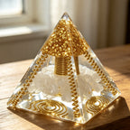 Pirâmide de Orgonite com Espiral de Cobre e Quartzo | CopperWire™