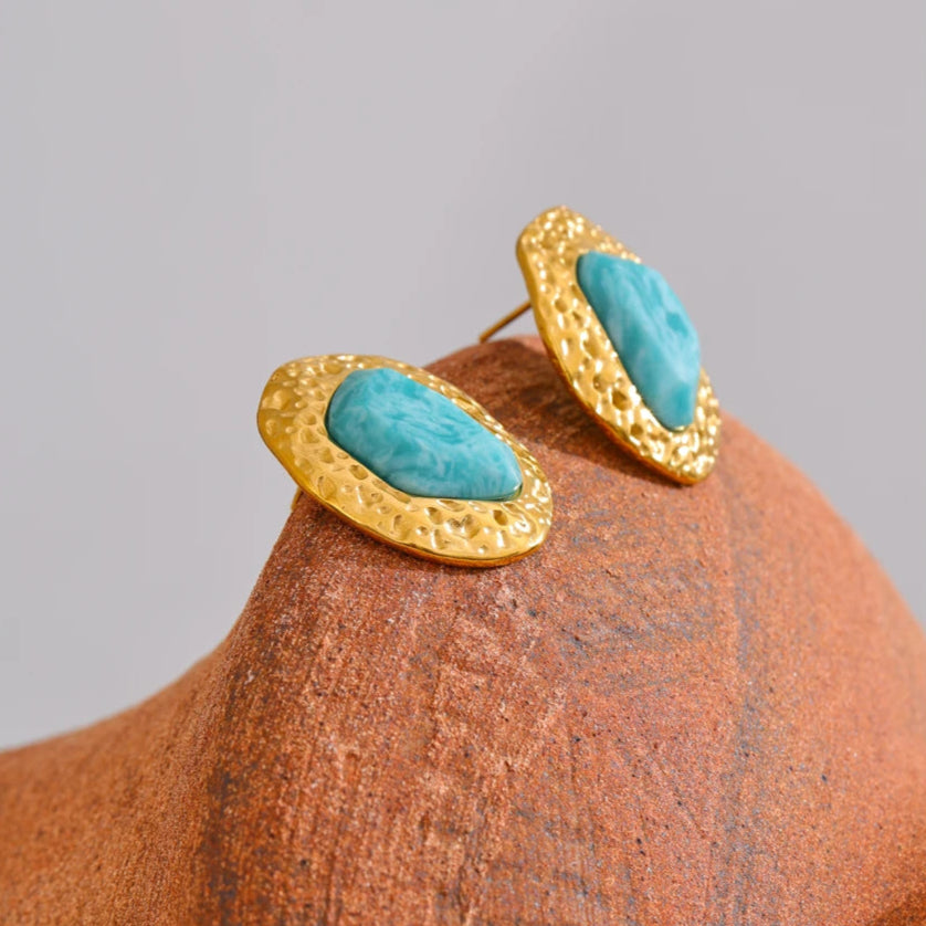 Brinco Dourado com Amazonite - Elegância e Equilíbrio