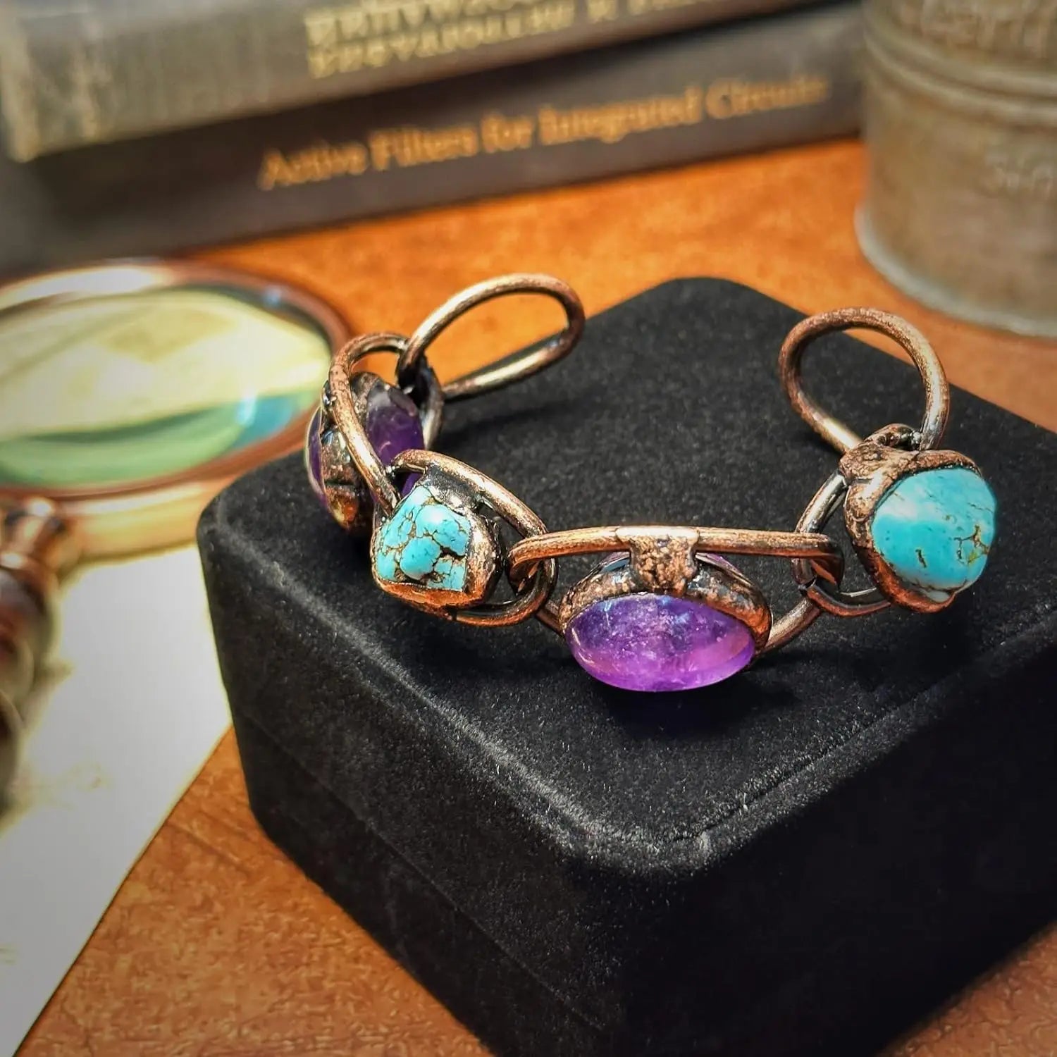 AmethystFlow™ - Bracelete Artesanal de Cobre com Ametista e Turquesa | Joia Exclusiva de Colecionador