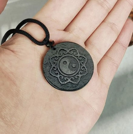 Colar com Pingente de Shungita